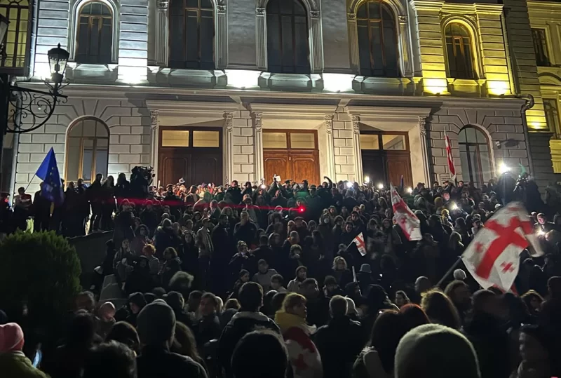 Tələbələr və polis arasında insident yaşandı - FOTO