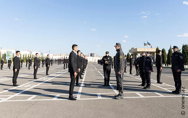 Vilayət Eyvazov sıra baxışı keçirdi