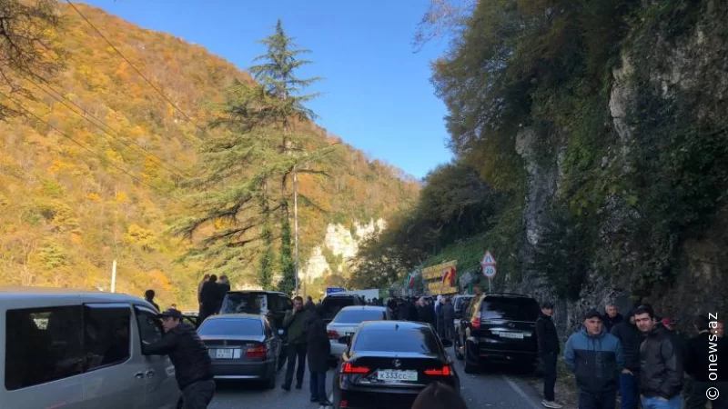 Abxaziyada vəziyyət gərginləşdi: Yollar yenidən bağlandı