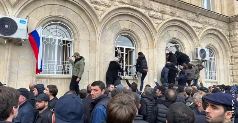 Abxaziyada ara qarışdı: Etirazçılar parlament binasını tutdular