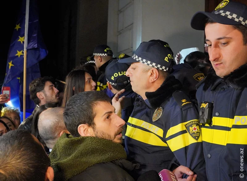 Tələbələr və polis arasında insident yaşandı - FOTO