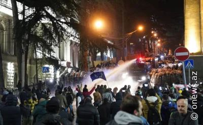 Etirazçılar ayaqda: Polis hərəkətə keçdi