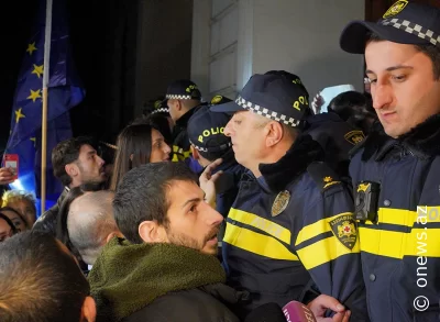 Tələbələr və polis arasında insident yaşandı - FOTO