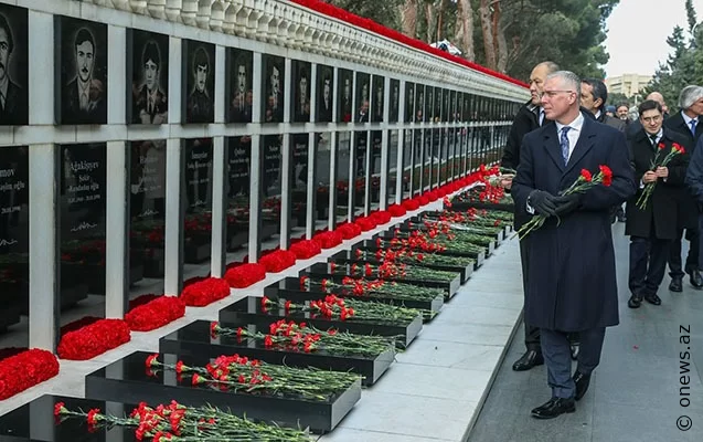 Britaniyalı səfir Şəhidlər Xiyabanını ziyarət etdi