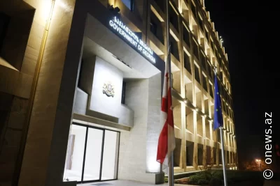 Qonşuda dövlət bayraqları yarıya endirildi