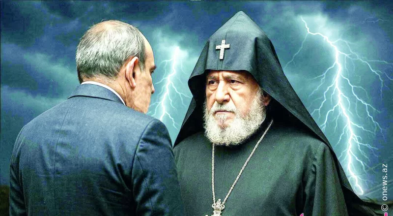Paşinyan kilsə və keşişlə əyləncəyə davam edir