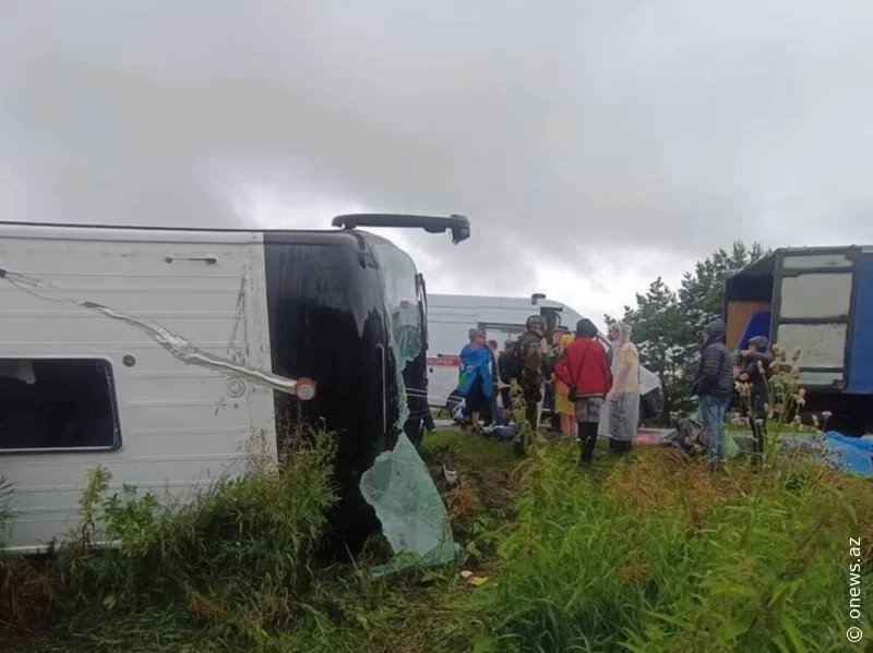 Turist avtobusu aşdı: