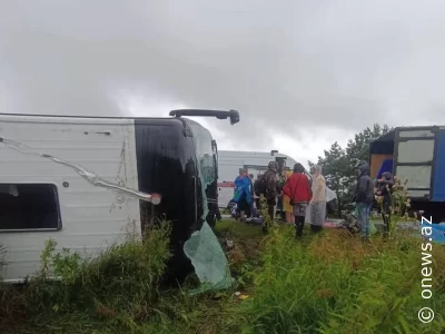 Turist avtobusu aşdı: