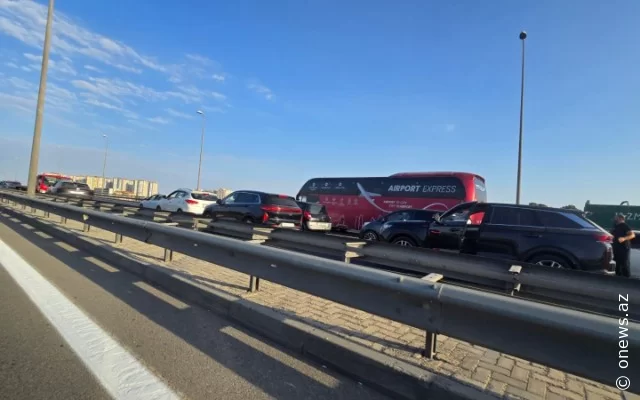 Aeroport yolunda qəza tıxac yaratdı