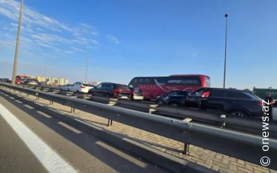 Aeroport yolunda qəza tıxac yaratdı